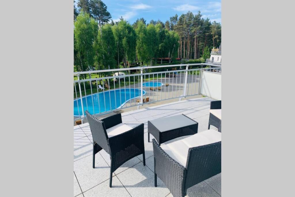 Uroczy Apartament Z Basenem I Kortem Tenisowym Поберово Екстериор снимка